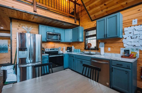 Campton Cabin | Family Friendly | Private | Kids Games | Hot Tub | Sleeps 8