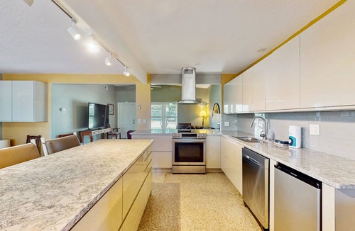 Venetian Way House | Family-Friendly Riverfront Retreat — Private Pool, Sunroom, Dock + Outdoor Patio ☀️
