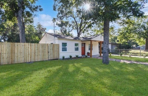 Jacksonville House | Family Friendly River City Getaway - 2BR with Pool + Spacious Deck, Sleeps 9!