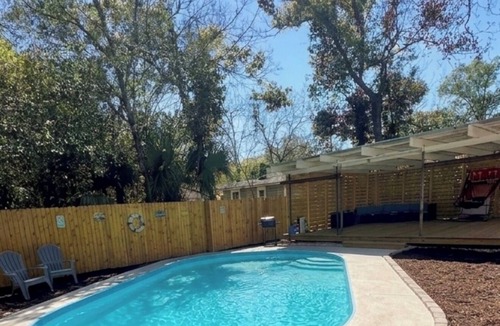 Jacksonville House | Family Friendly River City Getaway - 2BR with Pool + Spacious Deck, Sleeps 9!