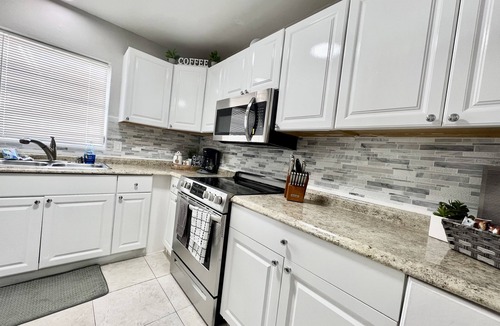 Hampton Homes House | ❤️ Family Friendly POOL Home - 10 mins to Cocoa Beach & Kennedy Space Center! ❤️
