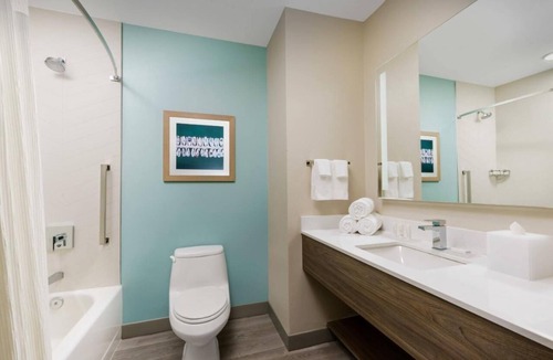 Marathon Hotel | Family & Friends Getaway! 2 Relaxing Units, Outdoor Pool, Free Breakfast!