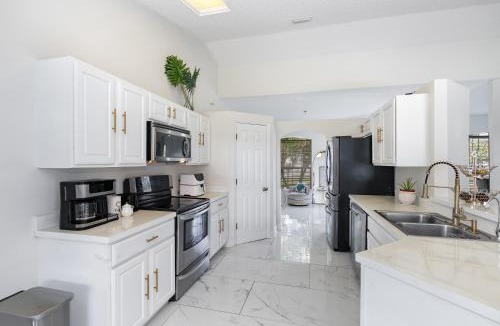 Cocoa Villa | Family Launch View Stay, Modern and Bright