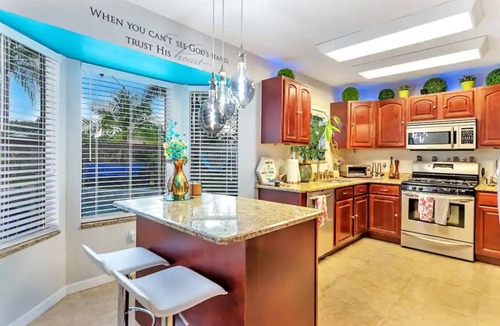 Tropic House | Family Oasis. Heated Pool, Hot Tub, Theater room & Salt Water Aquarium