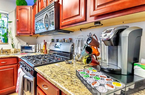 Tropic House | Family Oasis. Heated Pool, Hot Tub, Theater room & Salt Water Aquarium