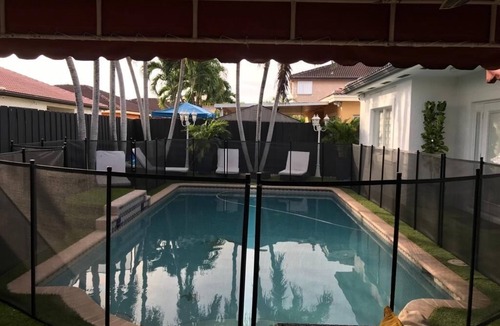 Ludlam House | Family Oasis Heated Pool 10 min to Zoo & Marina