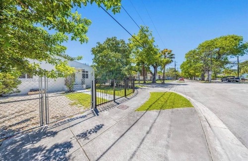 Liberty City House | Fantastic 1-bedroom townhome with AC in vibrant Miami