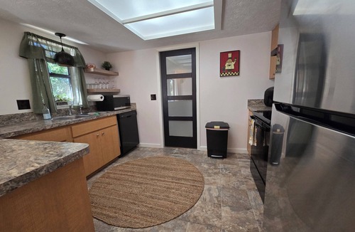 Crystal River House | Fenced Pets Retreat! Standup Boards/Kayaks/Bikes, Fire Pit, minutes to Gulf!