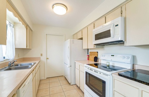 Ocala House | Fenced Yard & Dog Wash! Mins to Springs & Racing