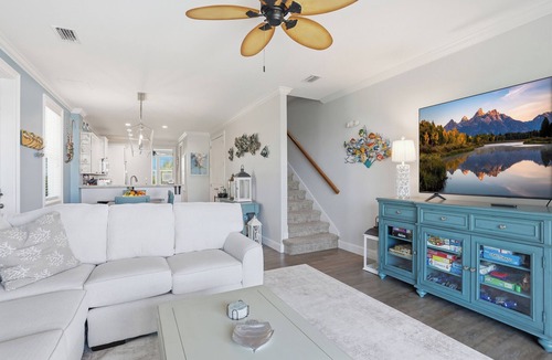 Marathon Villa | Fisherman's Retreat 3 Kings & Bunkbed 34' dock, pool, tiki, bikes, paddle boards