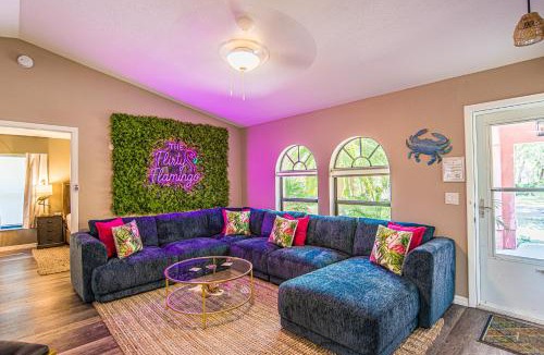 Homosassa House | Flirty Flamingo saltwater pool Kayaks Sleeps 8 Old Homasassa fenced yard 1 Dog OK