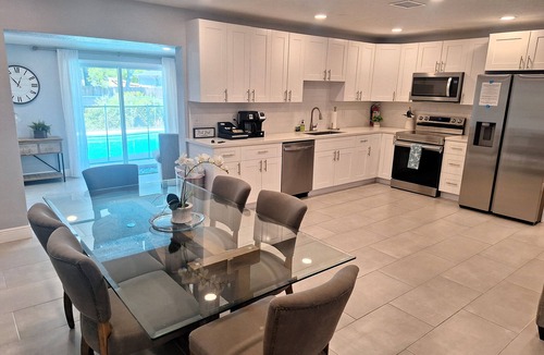 Sebastian Highlands House | ☆☀︎❀Florida Getaway! New Pool Heater, Fenced Yard, Close to River and Beaches!