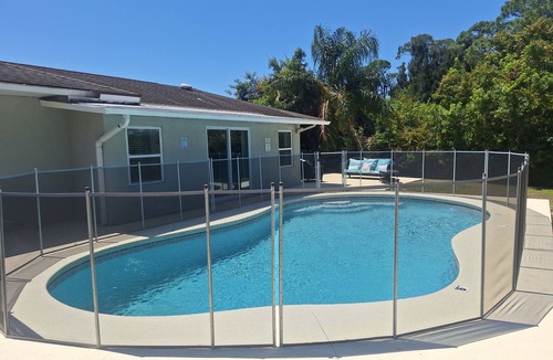 Sebastian Highlands House | ☆☀︎❀Florida Getaway! New Pool Heater, Fenced Yard, Close to River and Beaches!