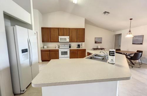 Legacy Park House | Florida Paradise: Private Pool and Spa!