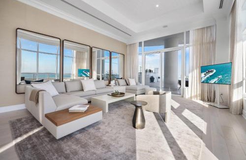 Mid Beach House | Fontainebleau Penthouse Cabana and Airport Shuttle