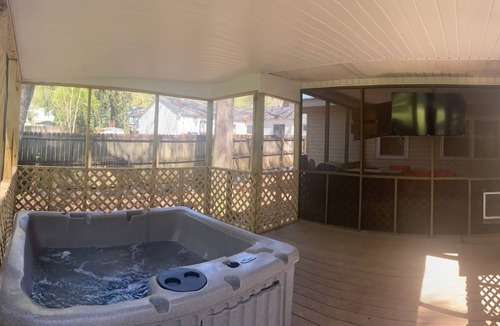 Crestline Heights House | Found on Quiet Cul-de-sac, 10 mins from the airport & downtown