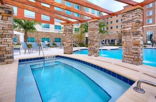 Gainesville Condo | Free Breakfast. 10 Min to U of Florida. Outdoor Pool & Hot Tub.