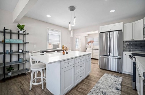 Southend House | Full House- 2 Blocks from Beach!