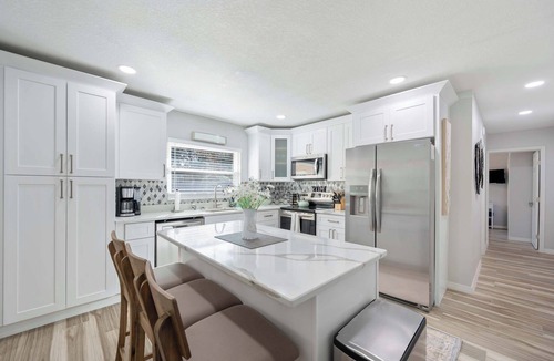 Lakeland House | Fully Fenced in w/Patio Near the Lake | Sleeps 10