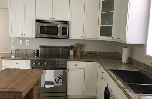 Central Beach House | FUN + SUN IN THE CENTER OF IT ALL! EXCLUSIVE CENTRAL BEACH! POOL - 30 day min
