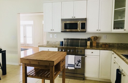 Central Beach House | FUN + SUN IN THE CENTER OF IT ALL! EXCLUSIVE CENTRAL BEACH! POOL - 30 day min