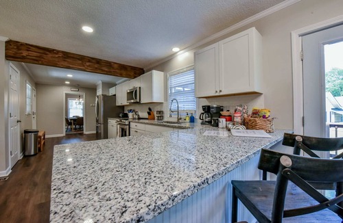 Northport House | Game Day Cottage- 3.2 miles to UA- Fenced in yard