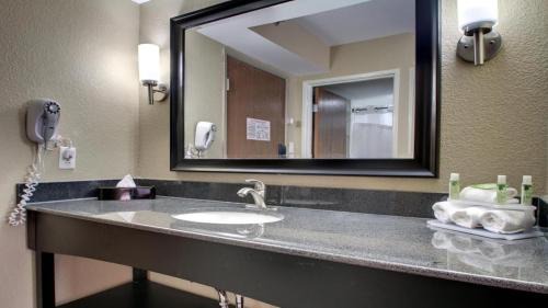 Jackson Apartment | Gated Queen Bed Hotel Suite - Gated 205