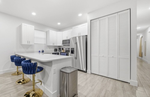 Westgate House | Golden Retreat/Near Beach Airport Downtown