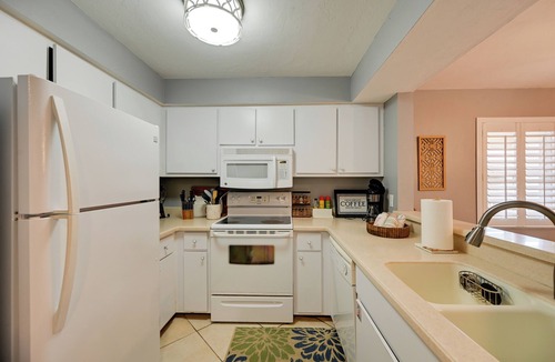 East Naples Condo | Golf On-Site! Extended Stay 4 Mi to Dtwn Naples