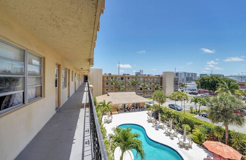 Royal Poinciana Condo | Gorgeous 1-bedroom condo with AC in lively Hollywood + a Pool!