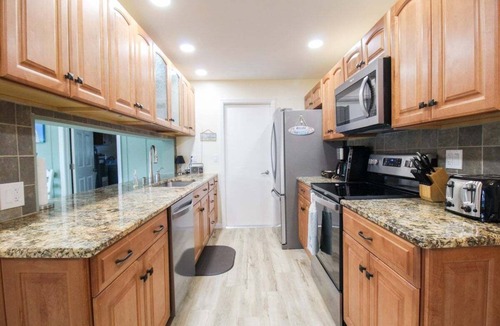 Pinecraft House | Gorgeous 2BR 2BA Private Pool Home Near Siesta Key Sweet Pineapple