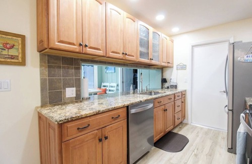 Pinecraft House | Gorgeous 2BR 2BA Private Pool Home Near Siesta Key Sweet Pineapple