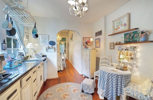 Metairie House | GORGEOUS 6BR/3BA/Sleeps 13 HISTORIC, STREETCAR, FRENCH QUARTER, DOLLHOUSE!