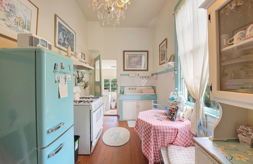 Metairie House | GORGEOUS 6BR/3BA/Sleeps 13 HISTORIC, STREETCAR, FRENCH QUARTER, DOLLHOUSE!
