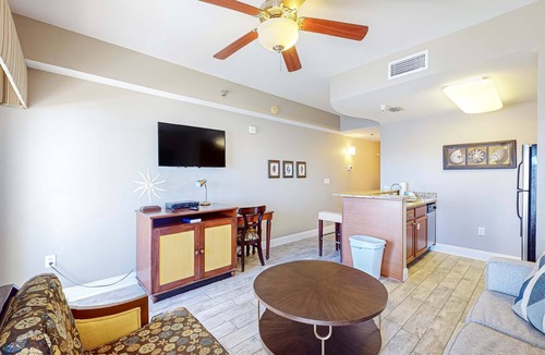 Sunnyside Apartment | Gorgeous & cozy waterfront efficiency w shared pools, hot tubs, & beach access