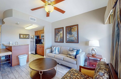 Sunnyside Apartment | Gorgeous & cozy waterfront efficiency w shared pools, hot tubs, & beach access