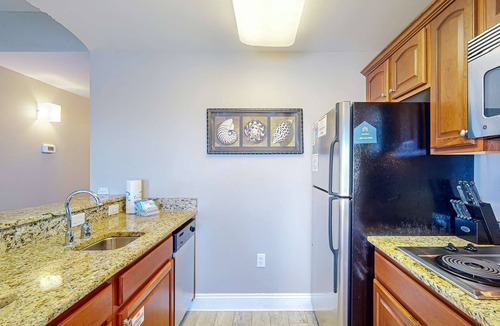 Sunnyside Apartment | Gorgeous & cozy waterfront efficiency w shared pools, hot tubs, & beach access