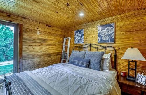 Rogersville House | Gorgeous Tiny House with Indoor and Outdoor Lounging Space in Alabama