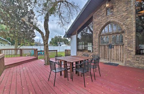 Valrico House | Grand Valrico Home w/Deck, Fire Pit & Yard!