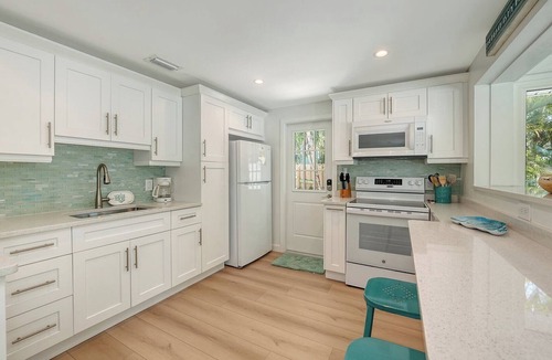Ilexhurst Cottage | GREAT COTTAGE w/Heated Pool, Dog- See Note - Allowed | Prime Beach Location | Dog-Friendly | Sleeps 6 | Steps to Beach, Dining.