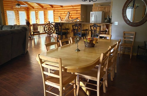 Fort Payne Cabin | Great for family vacations, weddings, And Church retreats.