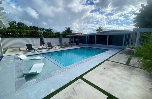 Flagami House | Great home to relax from shopping and enjoy suntanning! 5 minutes from airport.