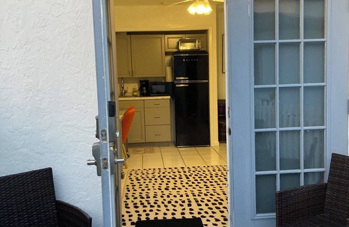 Central Naples Condo | Great Location-4 mil 5th Ave & 1 mil Beaches-Entire Condo w/Modern design