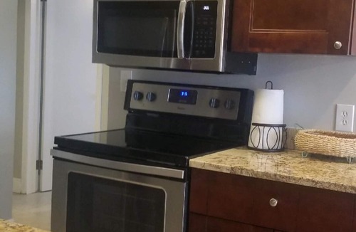 Deerfield Beach House | Great spot for a sunny, hassle free vacation. Clean, safe close to the beach.
