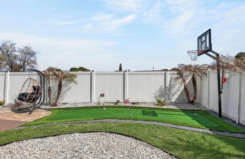 Sky Lake House | Groovy 4bed/2bath home with pool near Florida Mall