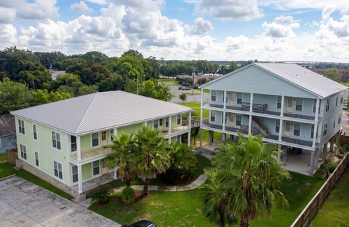 Kreole Apartment | Ground Floor · 3BR Sleeps 8 · Near Ingalls/Chevron