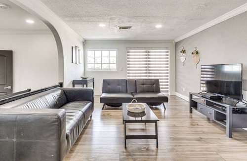 Miami Gardens Cottage | Group Hub w/Game Room! 4 Mi to Hard Rock Stadium