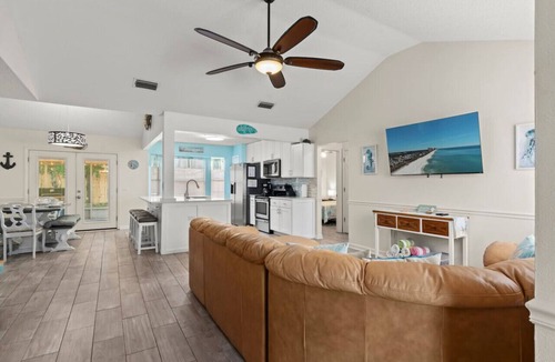 El Centro Beach House | Guava Ohana ~ Cozy Beach Retreat with Hot Tub, Fire Pit & Fenced Backyard