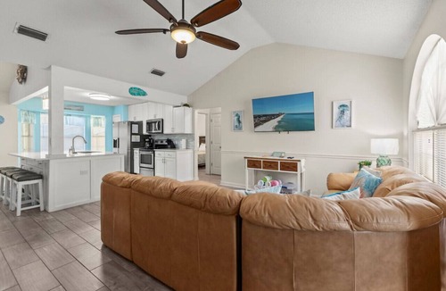 El Centro Beach House | Guava Ohana ~ Cozy Beach Retreat with Hot Tub, Fire Pit & Fenced Backyard