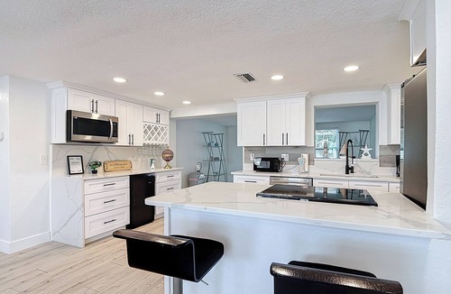 Flor-a-mar House | Gulf Breeze Retreat - Private 2BR/2BA w/Fire Pit, Grill & Cozy Backyard.